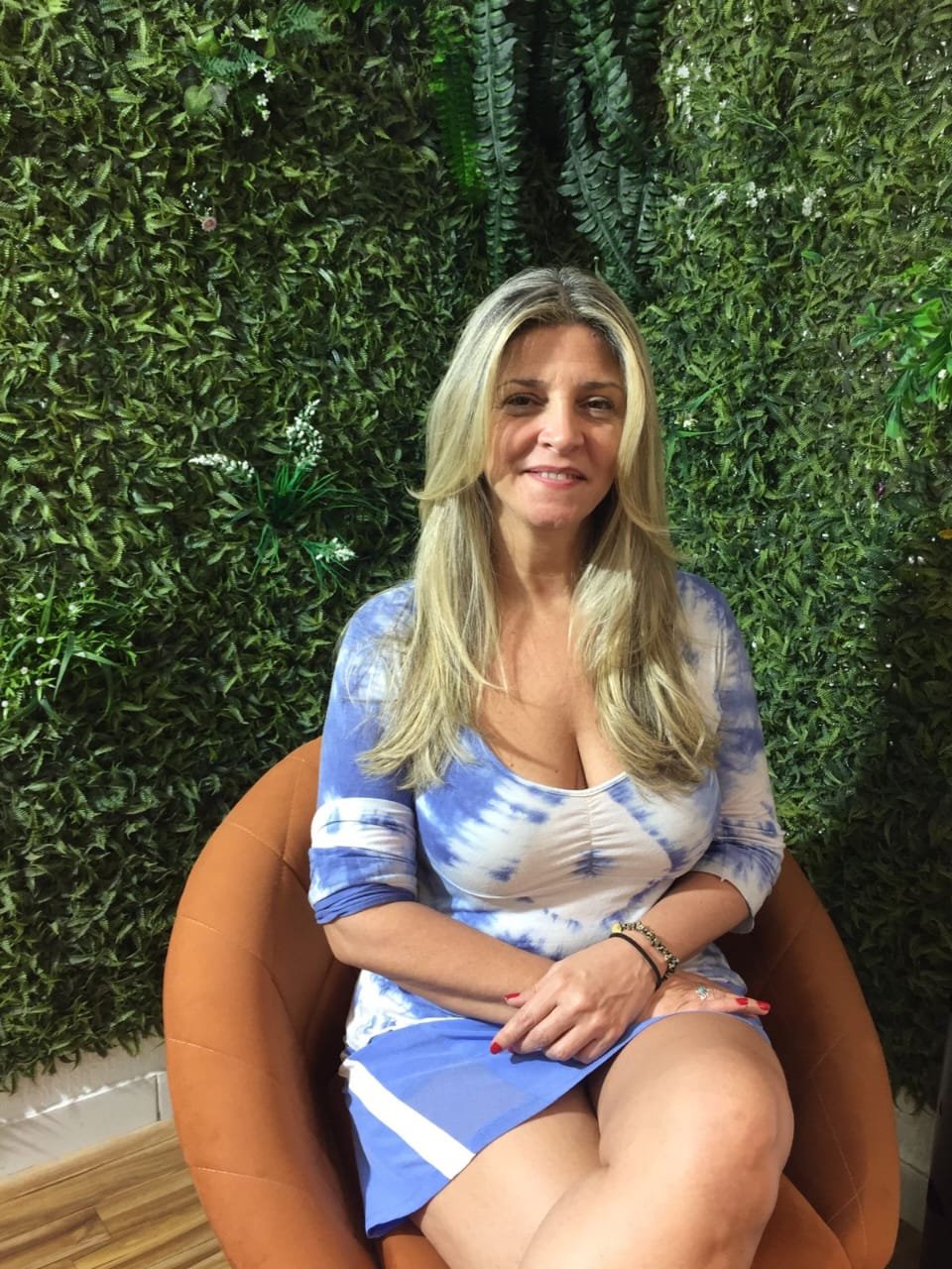Liso impecável em cabelo loiro sem desbotar o tom