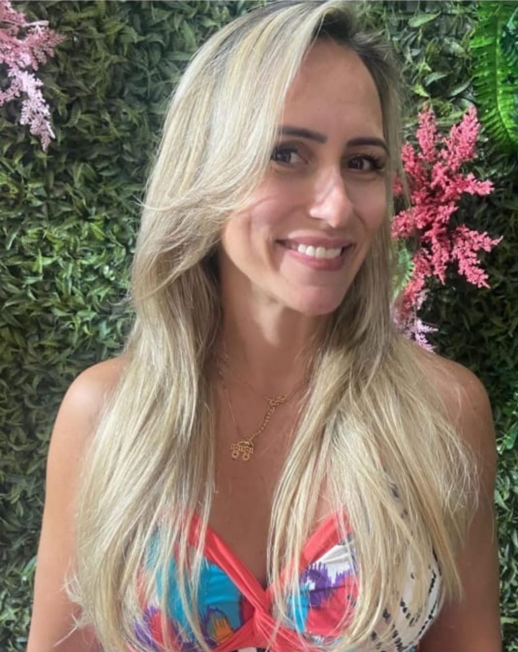 Resultado alisamento em cabelo loiro longo com movimento Fio Carioca
